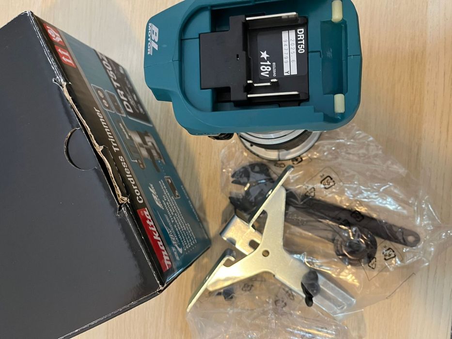 Freza Makita DRT50Z brushlessi lanterna Makita DML802/ Acumulator  6Ah