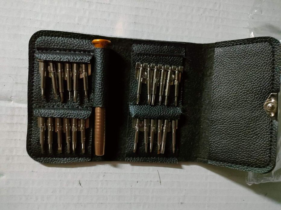 Инструмент отвертка с много разнородни накрайници