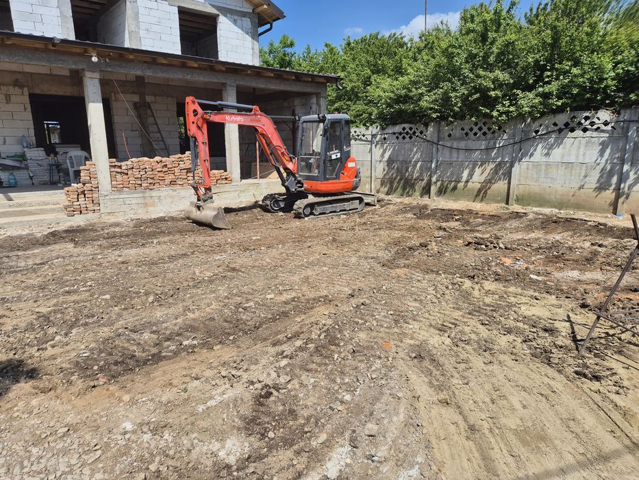 Execut lucrări cu miniexcavator
