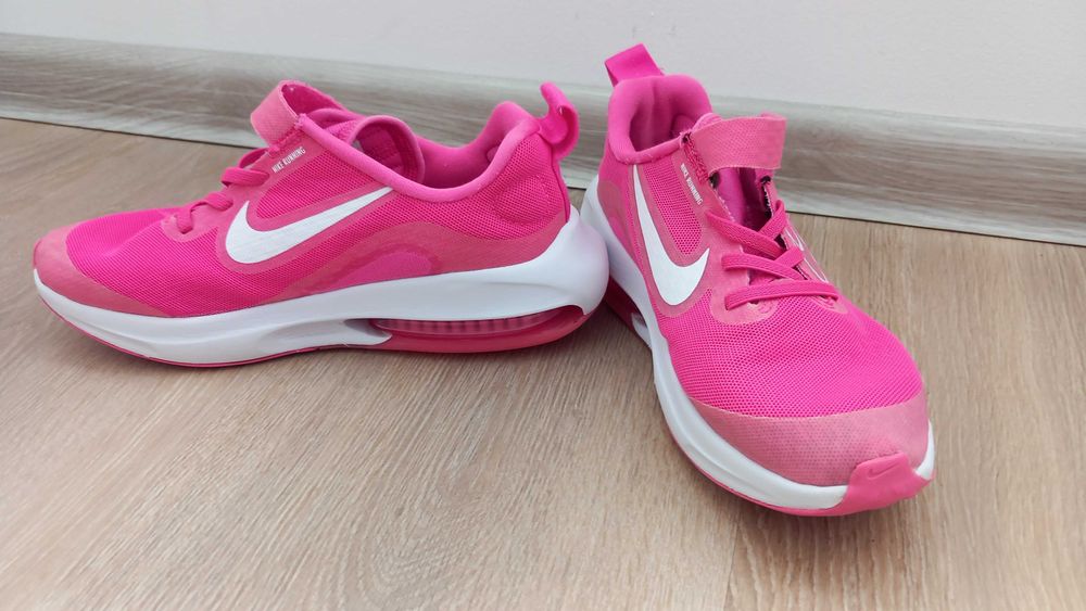 Маратонки NIKE и APG