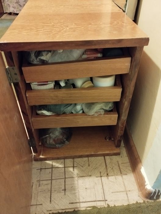 Тумбочка с полочками
