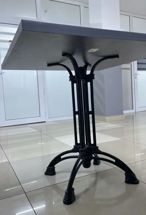 Стол с чугунными ножками