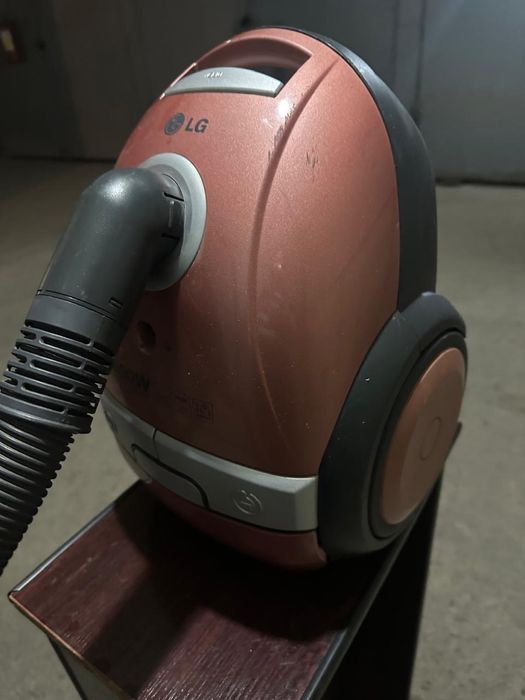 Пылесос LG 1600 W