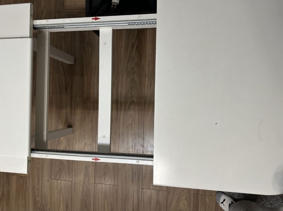 Продам стол белый