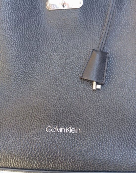 Vând geantă damă Calvin Klein.