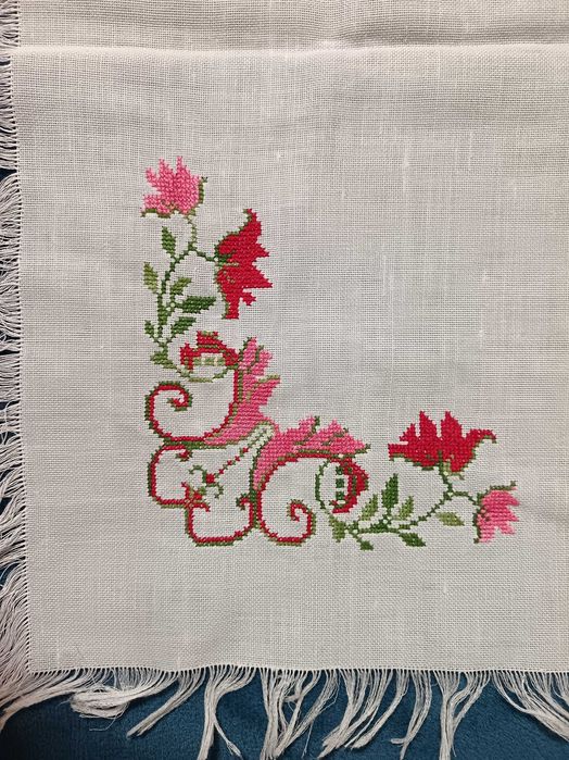 Handmade fata de masa. Noua, alb/rosu. 60/60