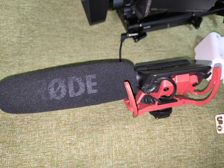 продам видеокамеру sony AX 700