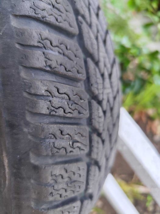 4 зимни гуми 175/65 R15 – 1 Michelin + 3 Dunlop. Продават се заедно.