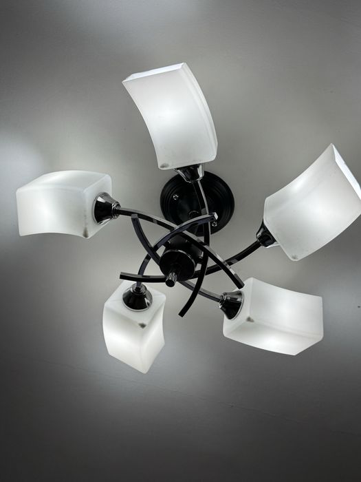 Продам люстру в хорошем состоянии