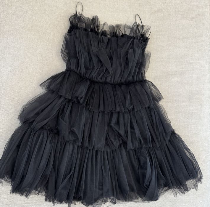 Елегантна черна рокля от тюл.