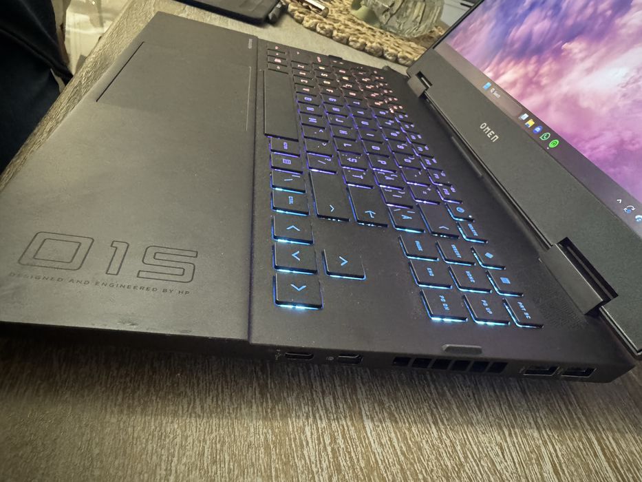 Laptop Omen 15 procesor ryzen 9 5900hx placa RTX 3070 32gb ram ddr4