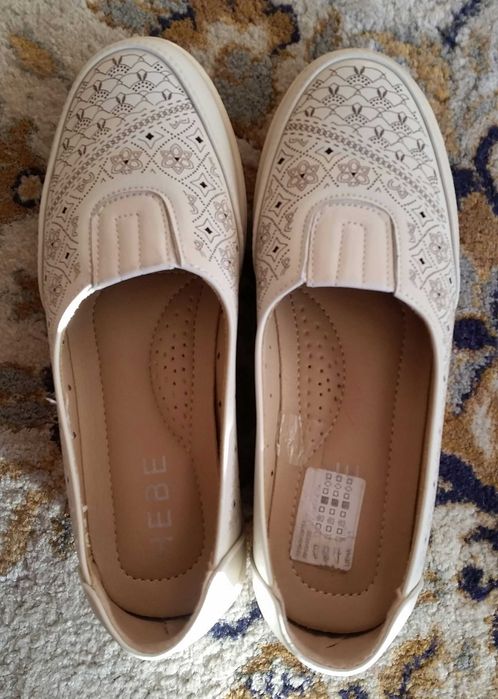 Продавам практични дамски обувки