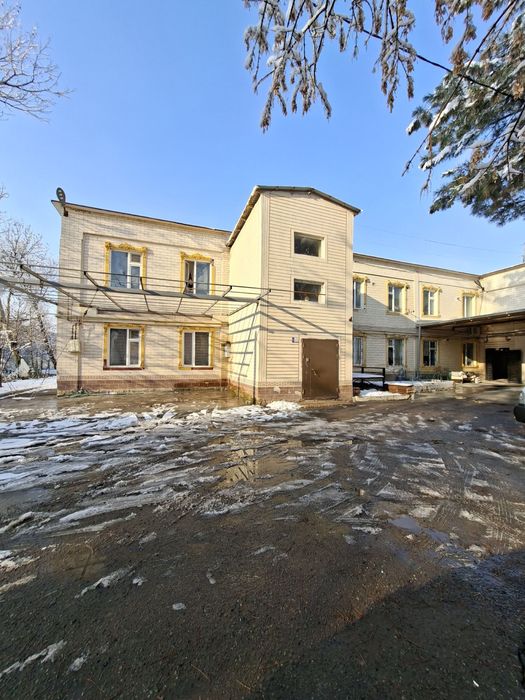 Срочно сотилади 4/х квартира чирчик 10 м/р карвон бозор 2/ет дом 1/ета