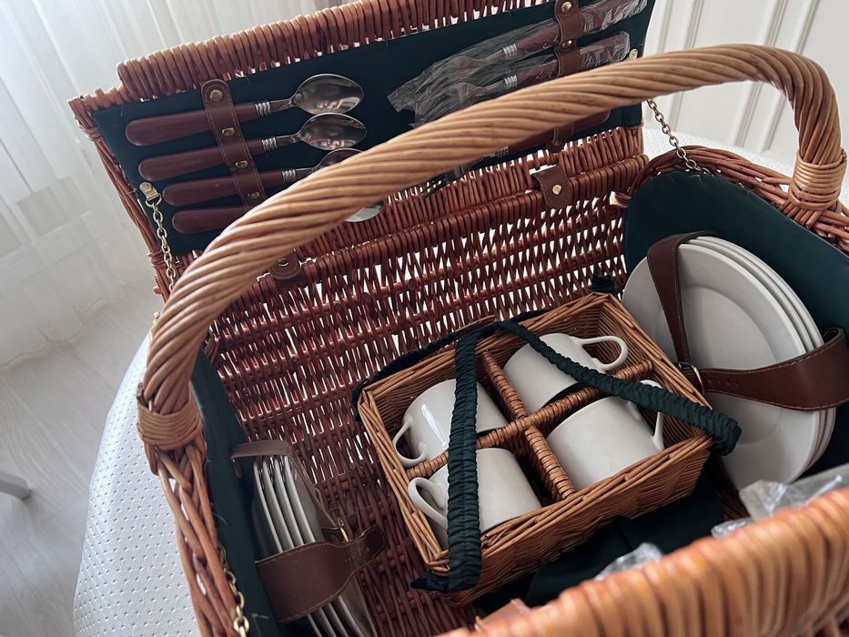 Корзина с посудами для пикника