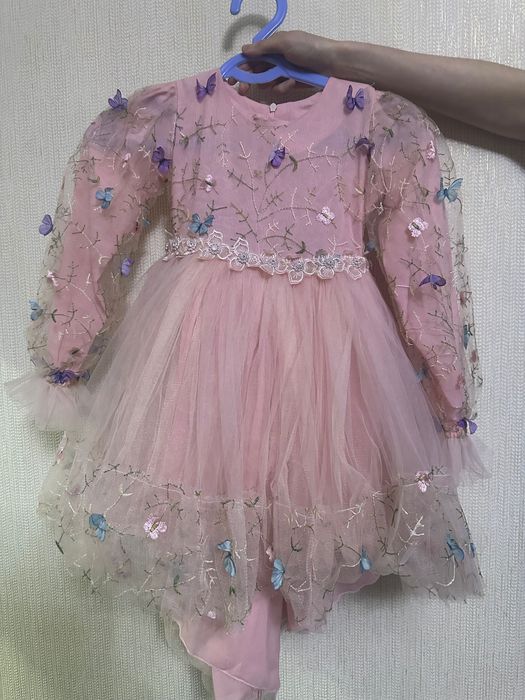 Продам нарядное платье на девочку