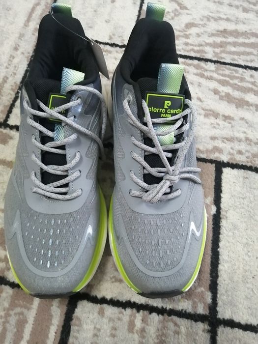 Кроссовки спортивные