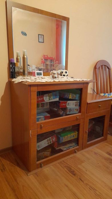 Тоалетка с място за съхранение и огледало