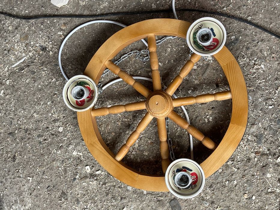 Lustra din lemn masiv