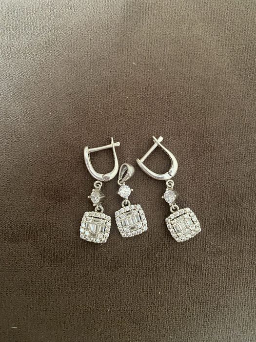 Продам  2 серьги и кулон(комплект)