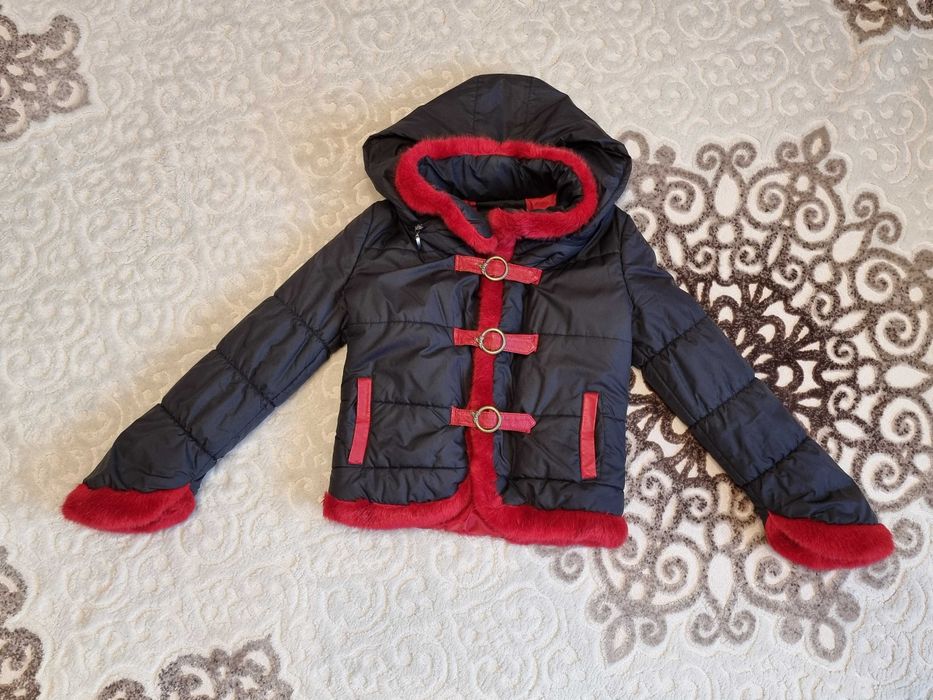 Geaca M dama, scurta neagra cu blanita rosie, gluga