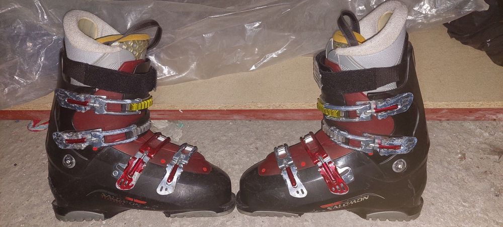 Vând schiuri, clăpari, patine