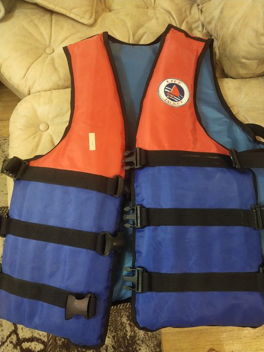 Продам спасательный жилет