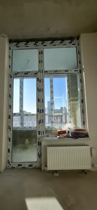 Продам пластиковую дверь с оконой рамой! Новая