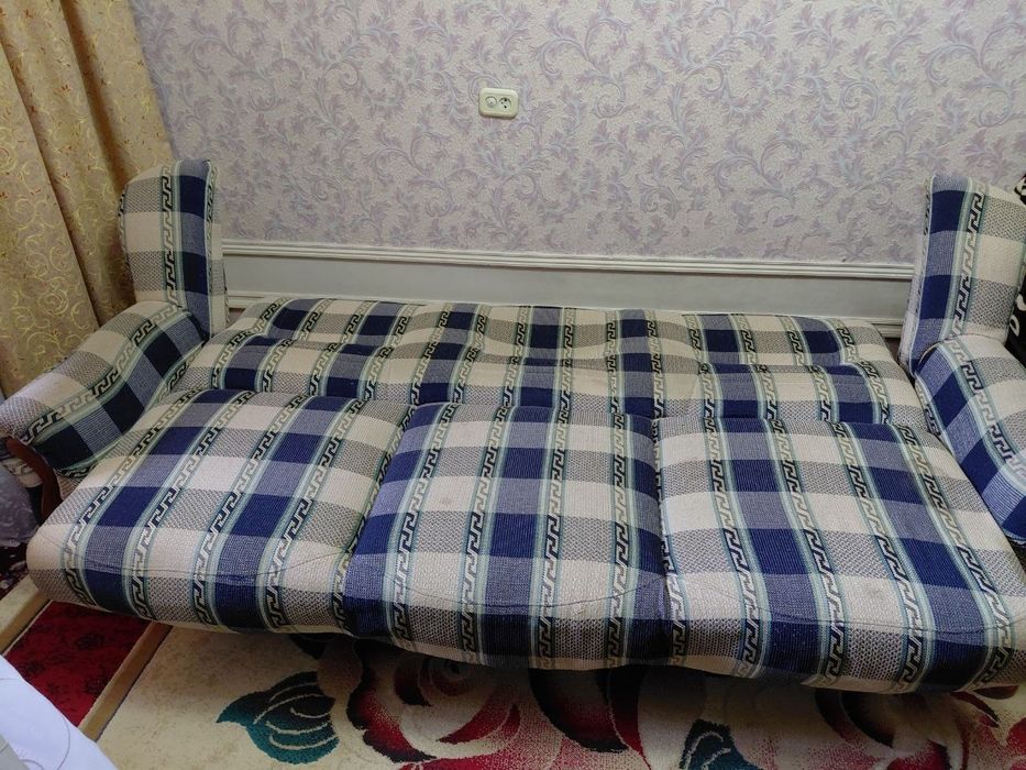 Продаётся диван и два кресла