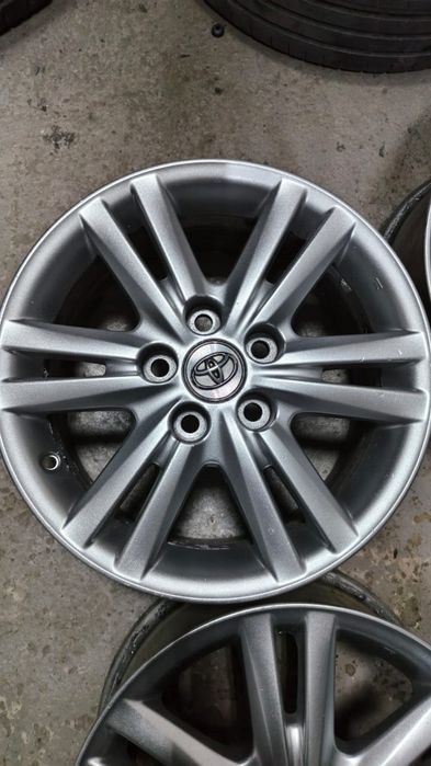 Продам оригинальные диски Тойота R16
