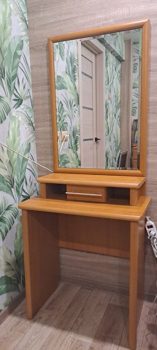 Туалетный столик трюмо стол