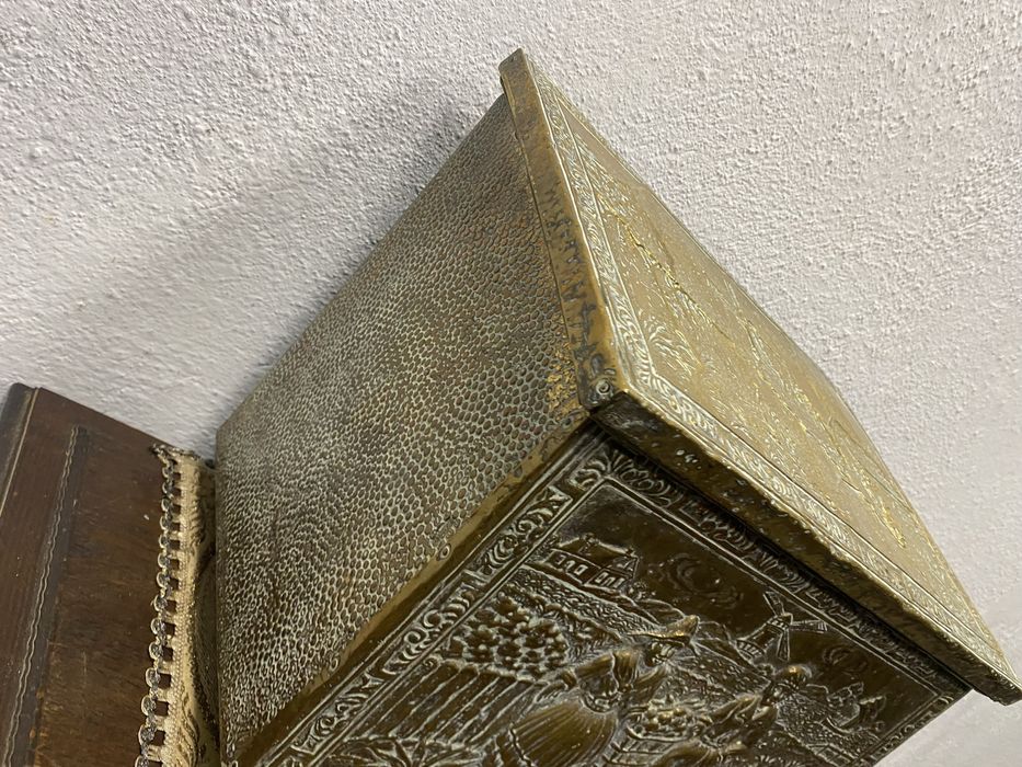 Месингова кутия с релеф селски сцени Нидерландия 1950-1960