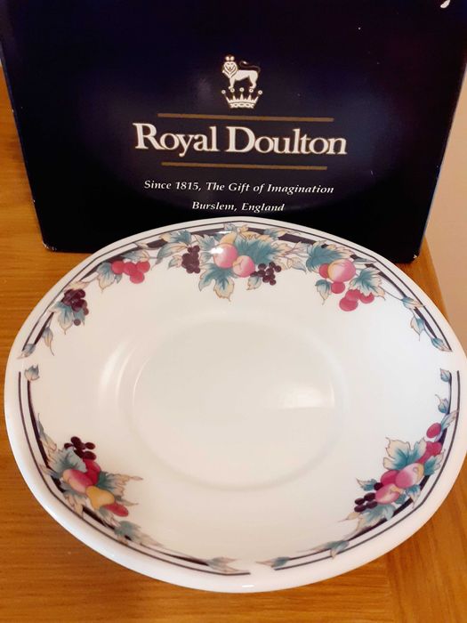 Две чаши за кафе (чай) Royal Doulton и кристален пепелник