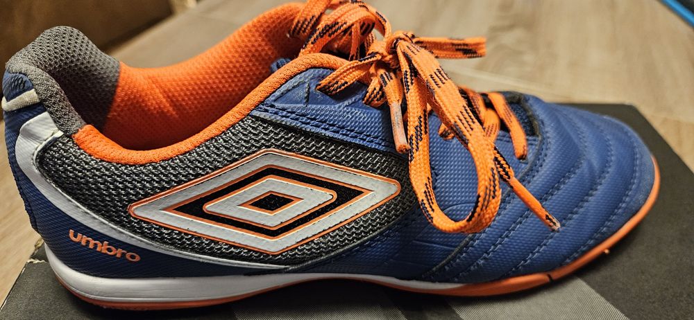 Adidasi fotbal Umbro marime 38