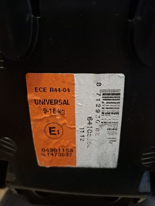 Универсално детско столче за кола Maxi Cosi.