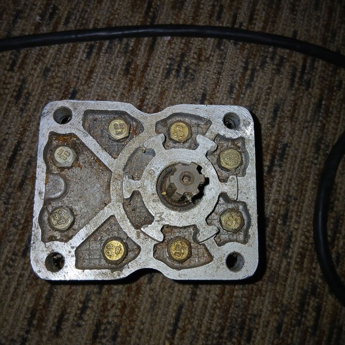 Продавам хидравлична помпа за управлението на ТК-80 БОЛГАР и аксиален лагер