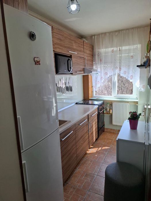 Apartament  2 camere  semidecomandat   bloc  reabilitat termic   la 50 m de scoala 99 si gradinita floare albastra