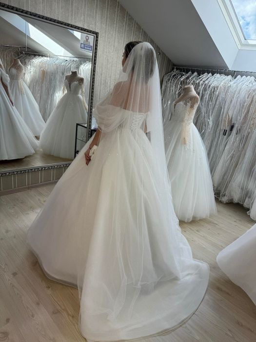 Vand rochie de mireasa cu crinolina si voal .Marimea 46(M]