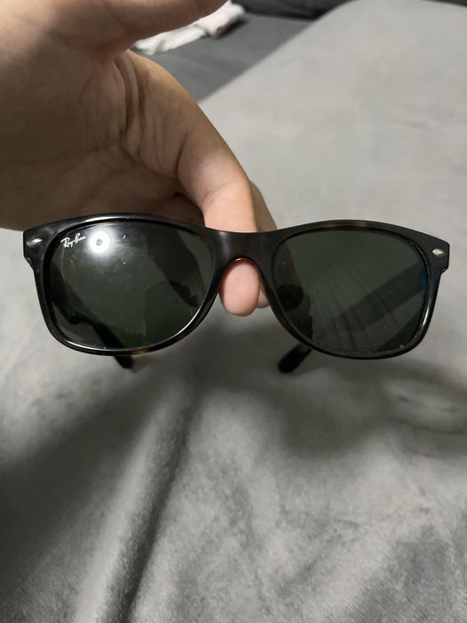 Продавам очила RayBan модел RB 2132