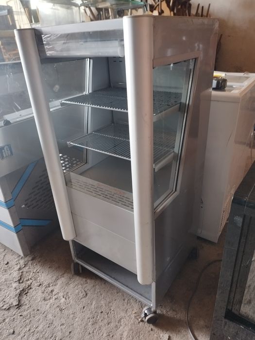 Малка отворена хладилна витрина