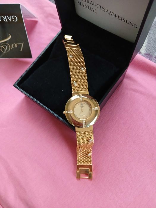 Елегантен позлатен часовник Luv & Kush