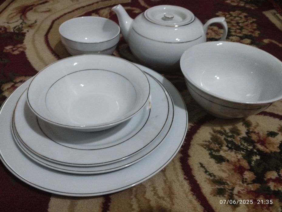 Чойнак, пиёла, коса. Оқ идишлар тўплами