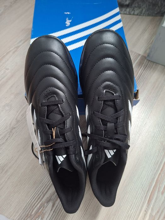 Ghete de fotbal sala sau gazon sintetic
