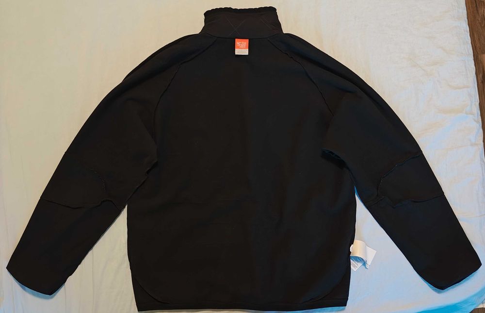 Vând geaca Nike, neagra, material neopren, mărimea L.