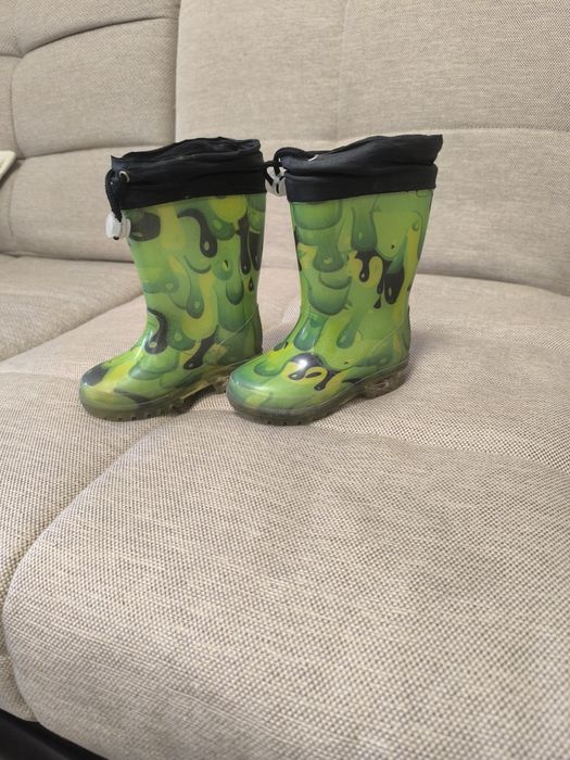Продам детские резиновые сапоги.