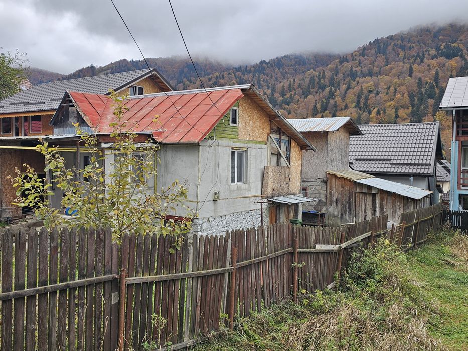 Casa de vânzare cu curte