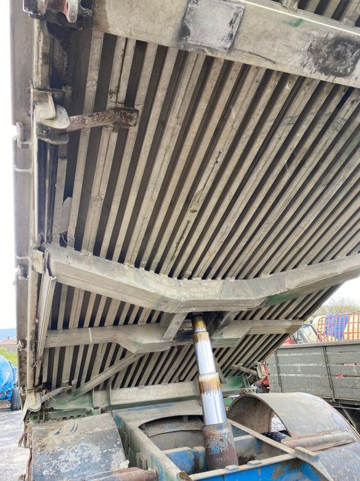 Remorca basculabila pe 3 parti 15 tone, 4.50 m x 2.20 m