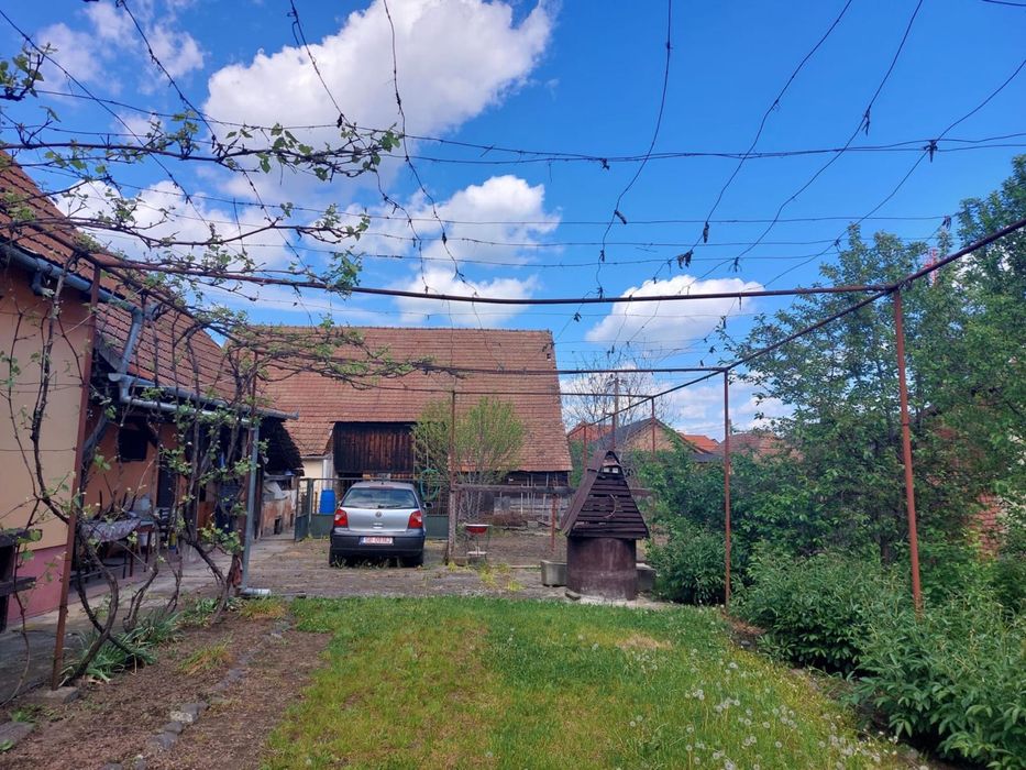 Teren intravilan cu casa de vanzare