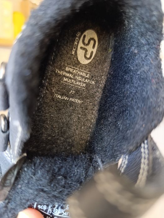 Продам кроссовки детские утепленные