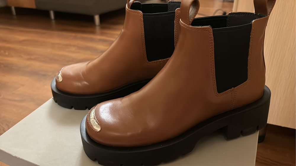 Полусапожки Charles & Keith,
