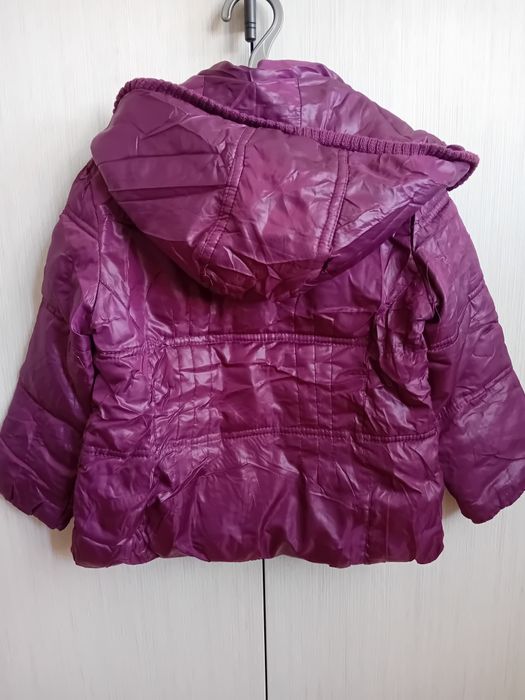 Зимно яке за момиче Zara
с качулка и цип.
Размер 3-4 год, 104 см.